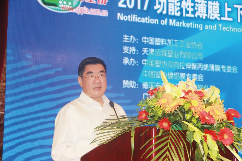 3.中國石油與化學工業聯合會副會長傅向升作“中國石油、化工行業整體運行概況介紹”的發言
